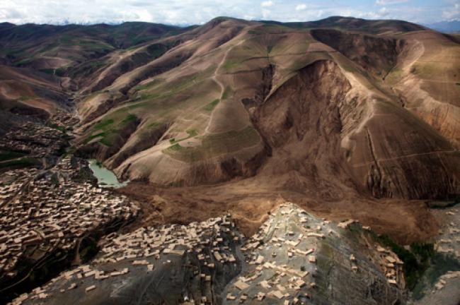 Afghanistan: UN officials visit landslide-hit north-eastern province Afghanistan: UN officials visit landslide-hit north-eastern province