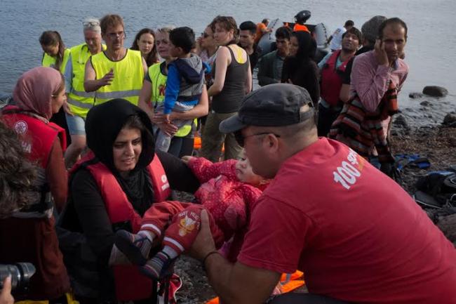 Despite cooler weather, refugee sea arrivals in Greece approach 400,000: UN agency