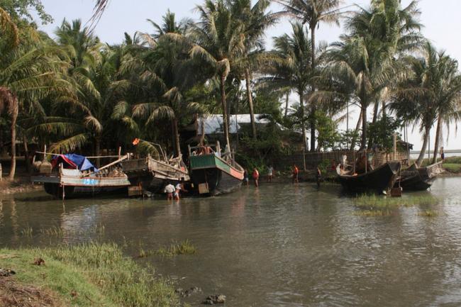 Thailand: UN urges action against trafficking after finding bodies in smugglers' camp Thailand: UN urges action against trafficking after finding bodies in smugglers' camp