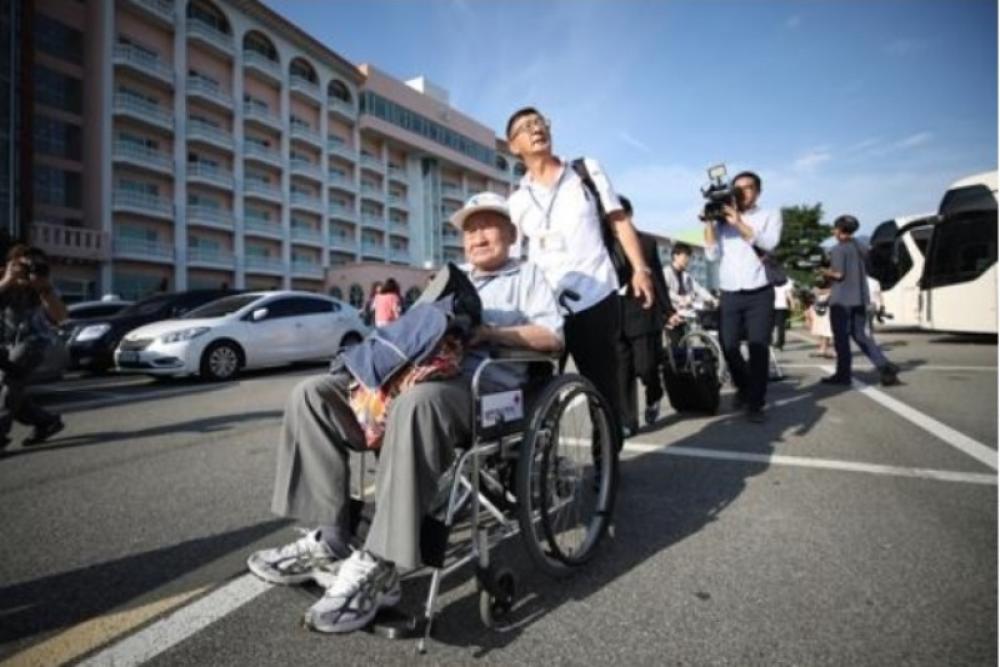 North, South Korean families to attend reunion ceremony at Mount Kumgang tourist resort North, South Korean families to attend reunion ceremony at Mount Kumgang tourist resort