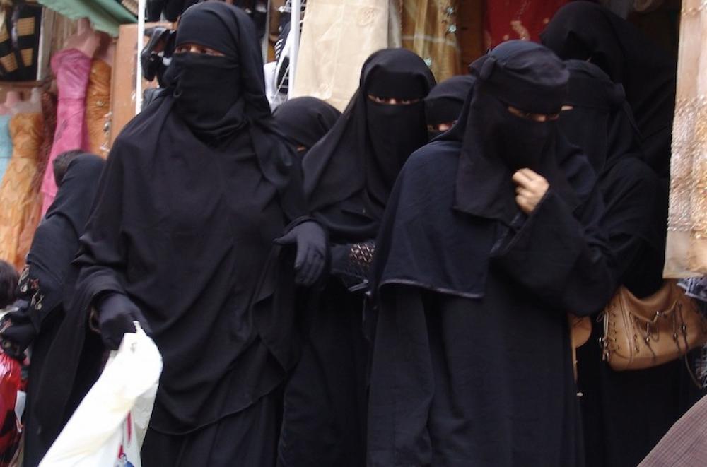 Sri Lanka bans burqa after Islamist attacks kill 253 on Easter Sunday