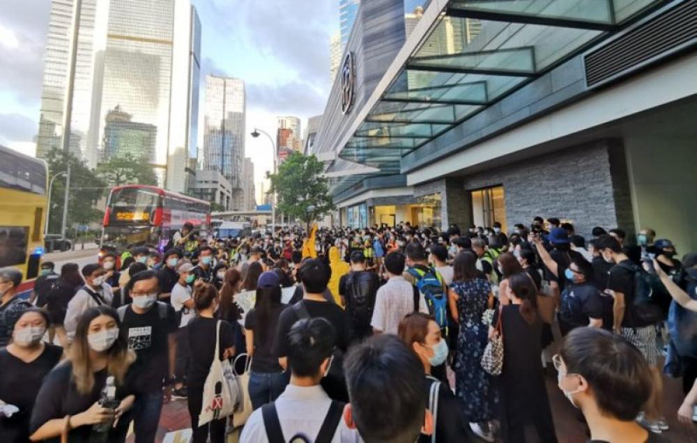 Hong Kong Dragon Boat Festival: Police arrest protesters 