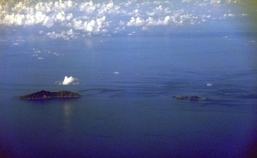 Two Chinese ships enter Japanese territorial waters near disputed Senkaku islands : Reports