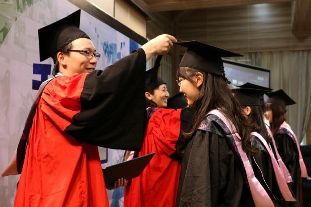 China: Record 9 million fresh graduates to pass out this year, but job prospect looks bleak 