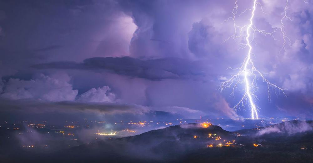 Extraordinary ‘megaflash’ lightening strikes cover several hundred kilometres, smashing records