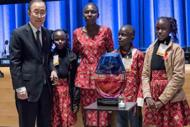 Ahead of World AIDS Day, UN chief honoured for work to end epidemic, fight against stigma