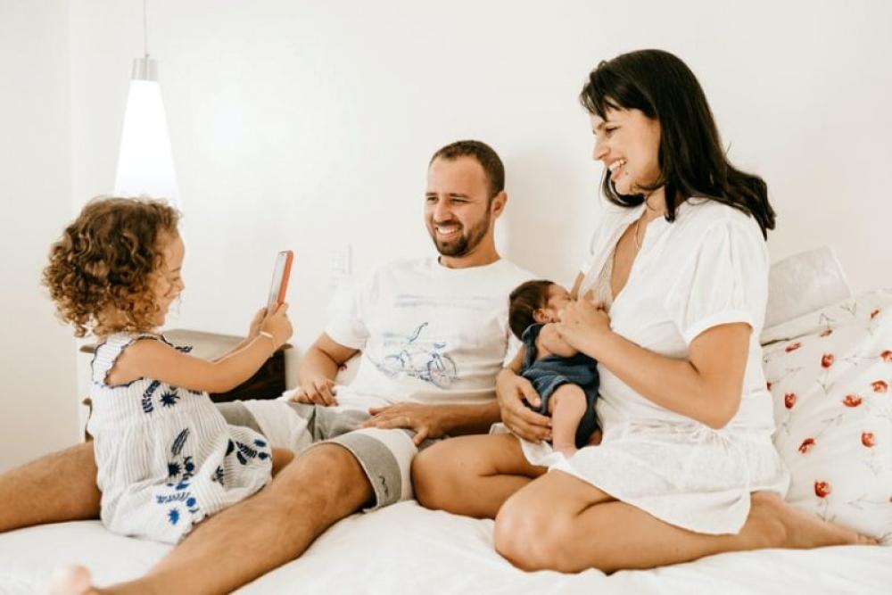 Parents’ smartphone use does not harm parental-child relationships: Study Parents’ smartphone use does not harm parental-child relationships: Study