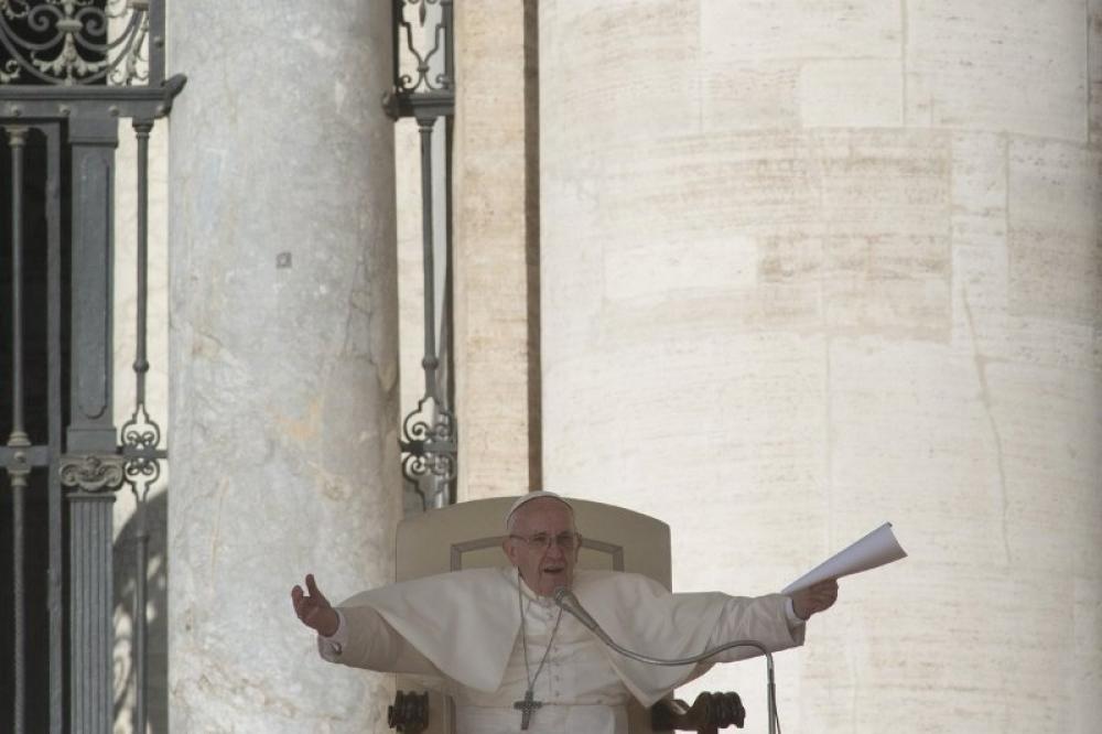 Pope Francis urges Roman Catholics to care for migrants