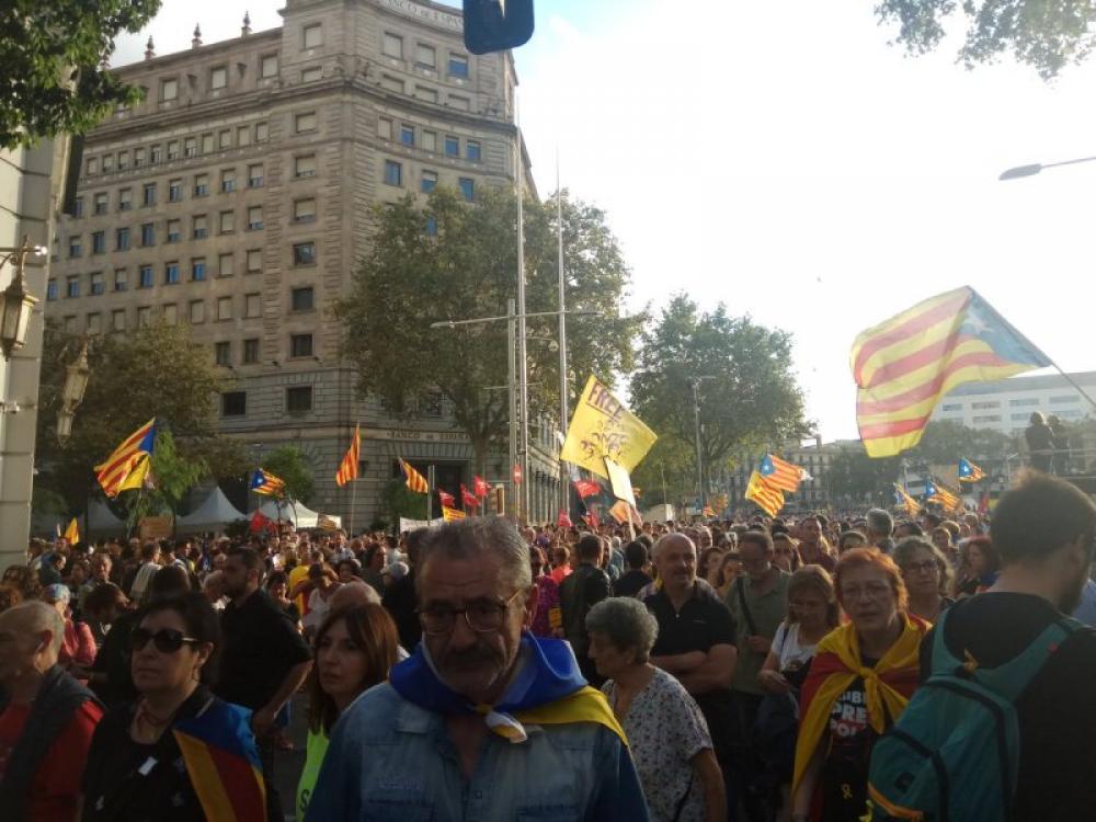 Police, Catalan separatists clash in Barcelona; train services hit