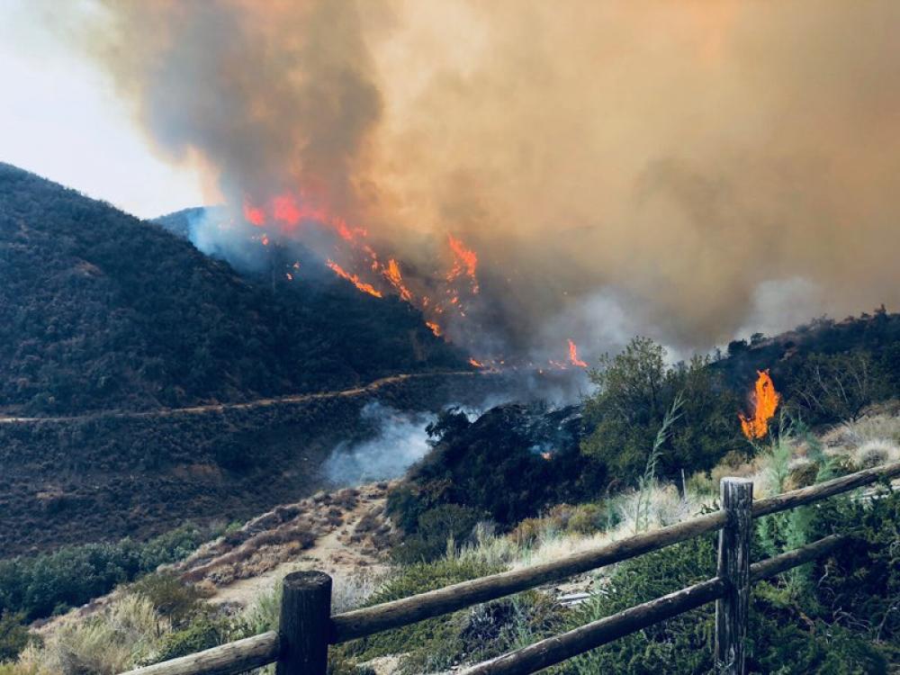 USA: Thousands flee homes in Lake Elsinore as wildfire advances