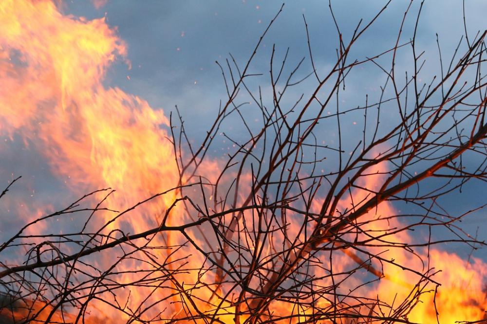 At least 2 dead in devastating Australian bushfires