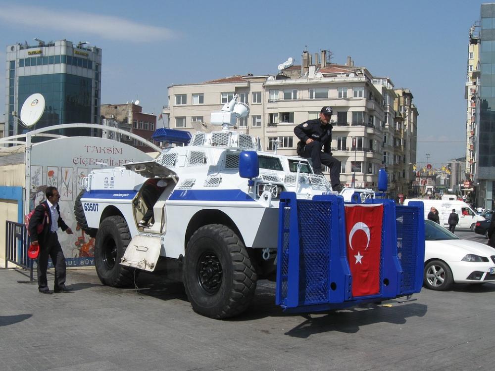 Turkish police use tear gas against women demonstrators