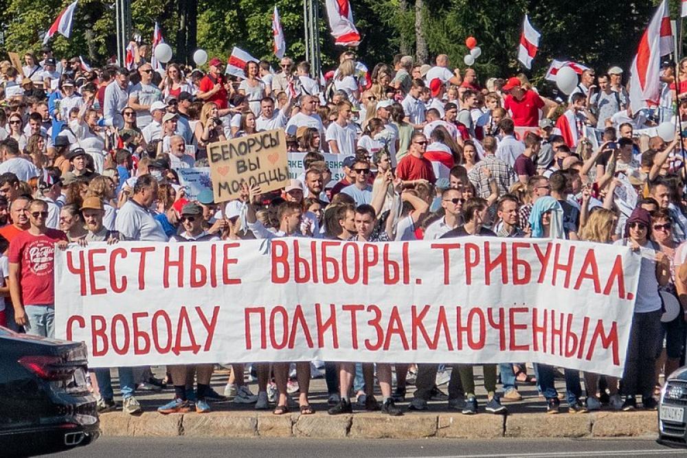 Belarusian police arresting protesters in Minsk