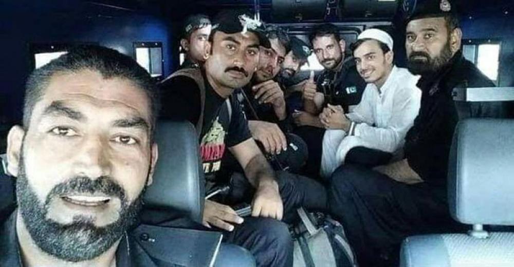 Pakistan: Peshawar police squad poses for selfie with murderer of blasphemy accused