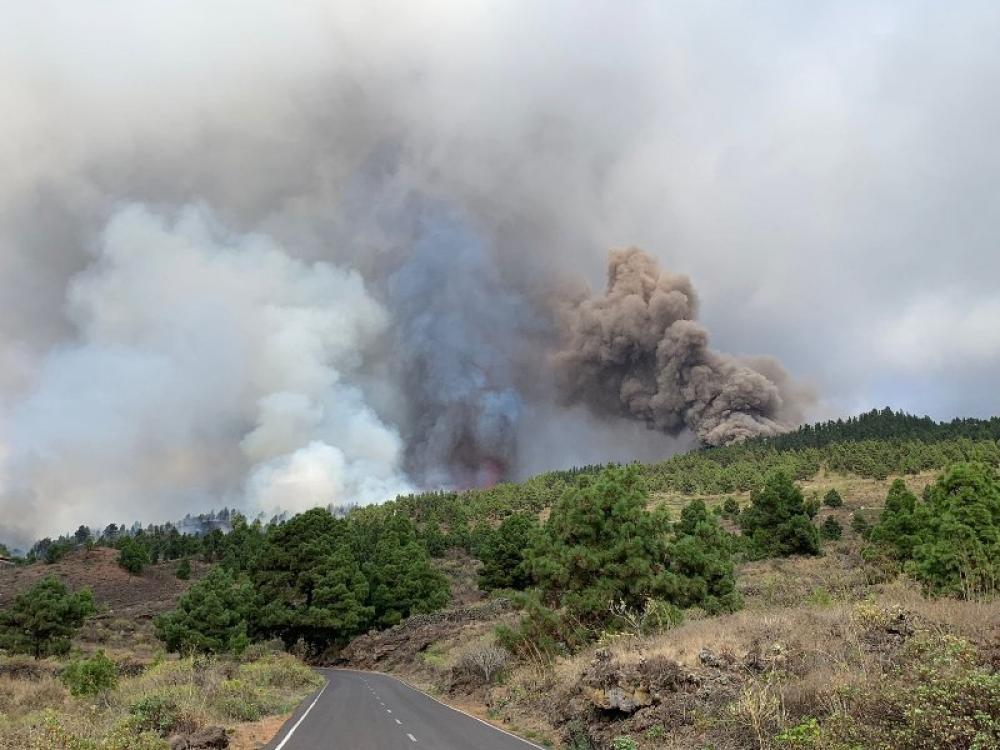 Spain: Volcano erupts on La Palma in Canary Islands