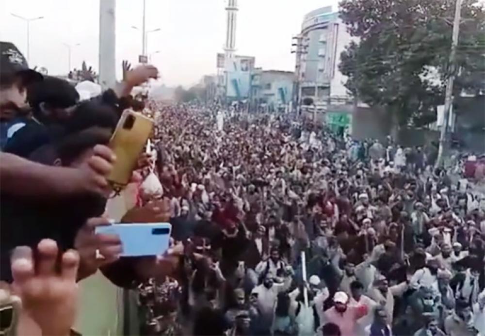 Pakistan: Radical Islamist group workers wait in Wazirabad for their leader