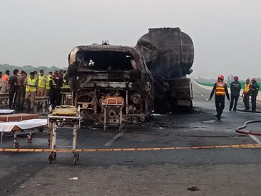 Pakistan: Passenger bus collides with oil tanker, 20 people die