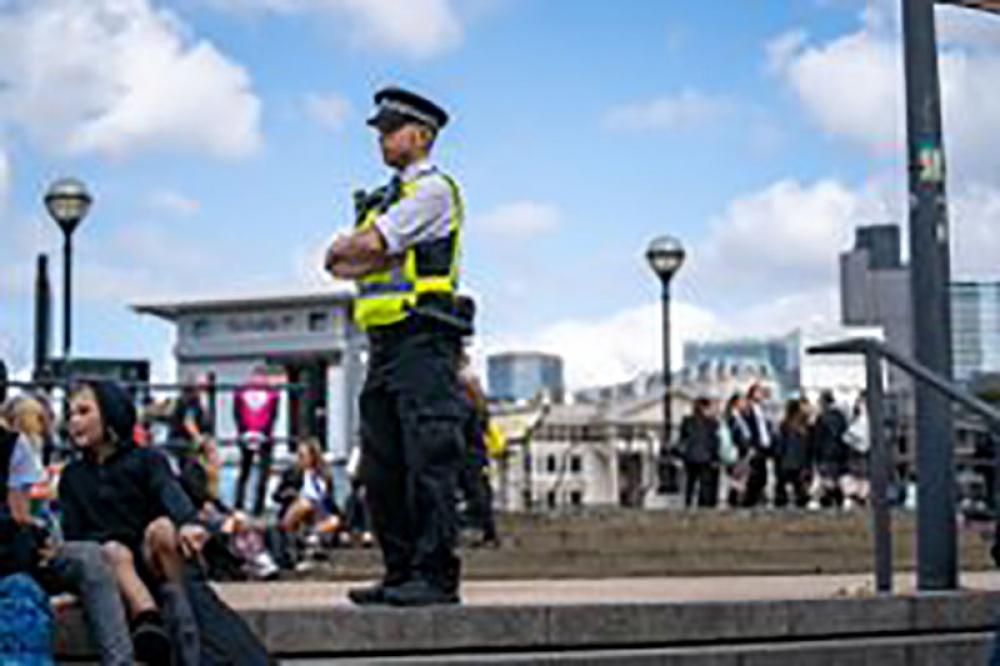 UK: Two police officers stabbed in London UK: Two police officers stabbed in London