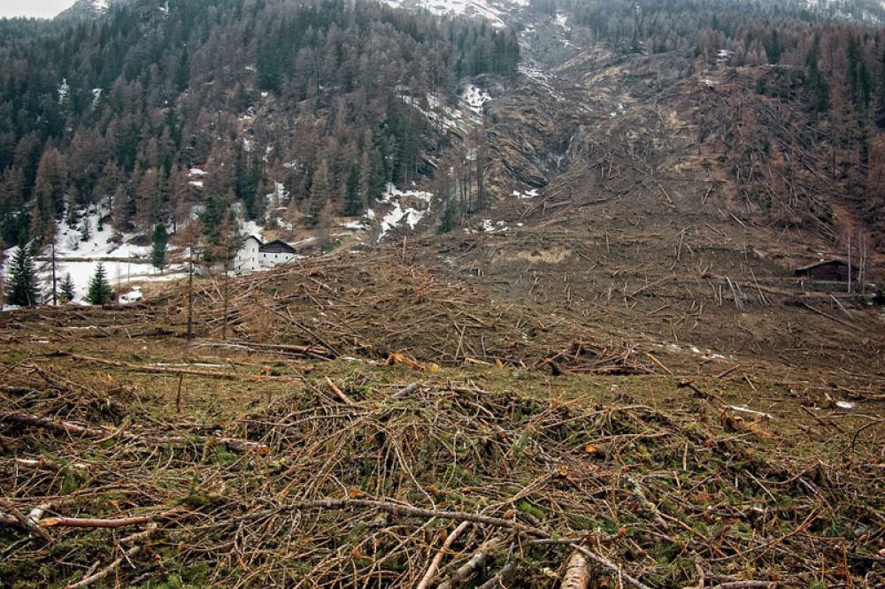 Malaysia: Landslide leaves two people dead 