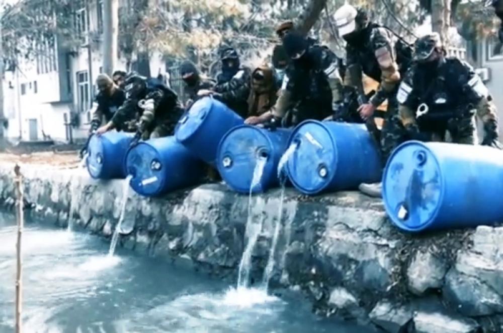 Afghanistan: Taliban govt members destroy 3,000 liters of alcohol in Kabul Afghanistan: Taliban govt members destroy 3,000 liters of alcohol in Kabul