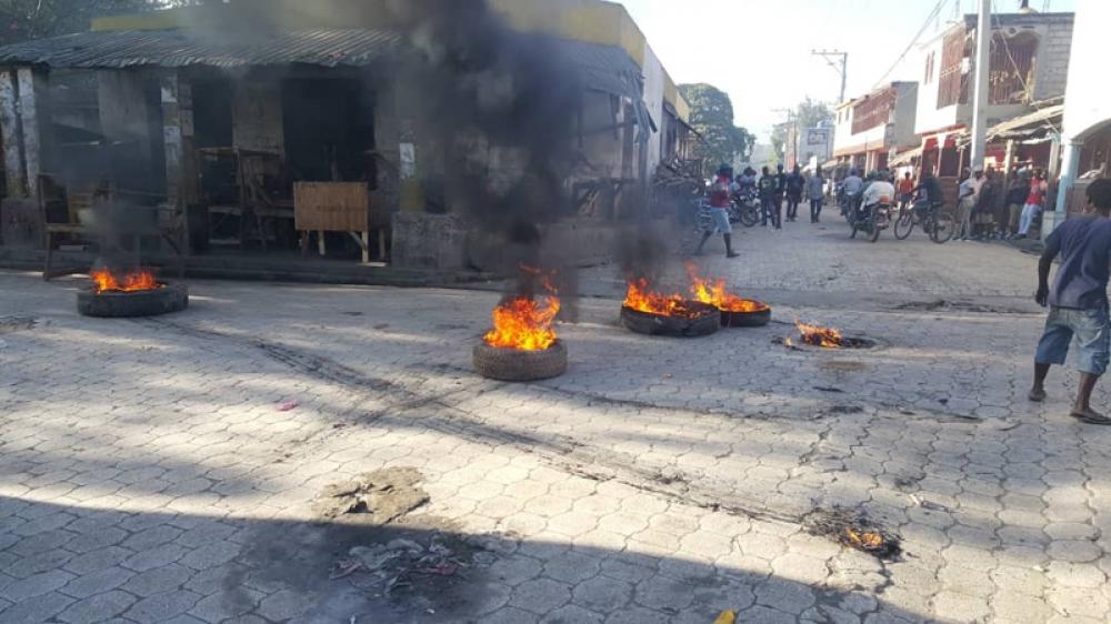 Protesting police officers besiege Haiti's PM at airport: Reports Protesting police officers besiege Haiti's PM at airport: Reports