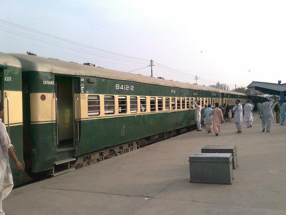 Pakistan: Seven die as Karachi Express catches fire
