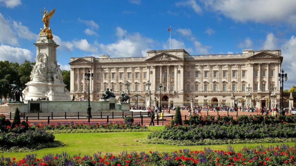 London: Police arrest man outside Buckingham Palace for throwing suspected shotgun cartridges 