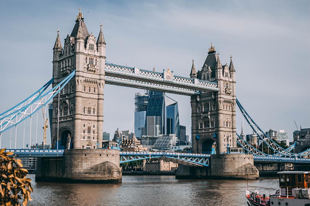 UK government introduces tougher visa rule to cut migration UK government introduces tougher visa rule to cut migration