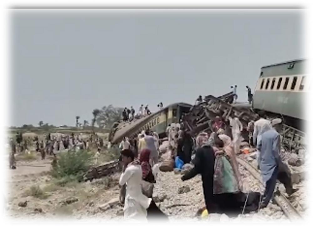 Pakistan: 15 people die as passenger train derails in Nawabshah
