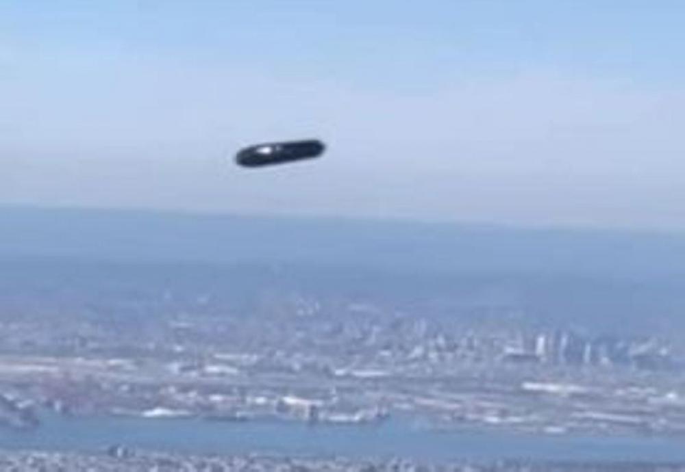 UFO Amert: Mysterious 'flying cylinder' caught on camera by flyer travelling over New York, experts share truth