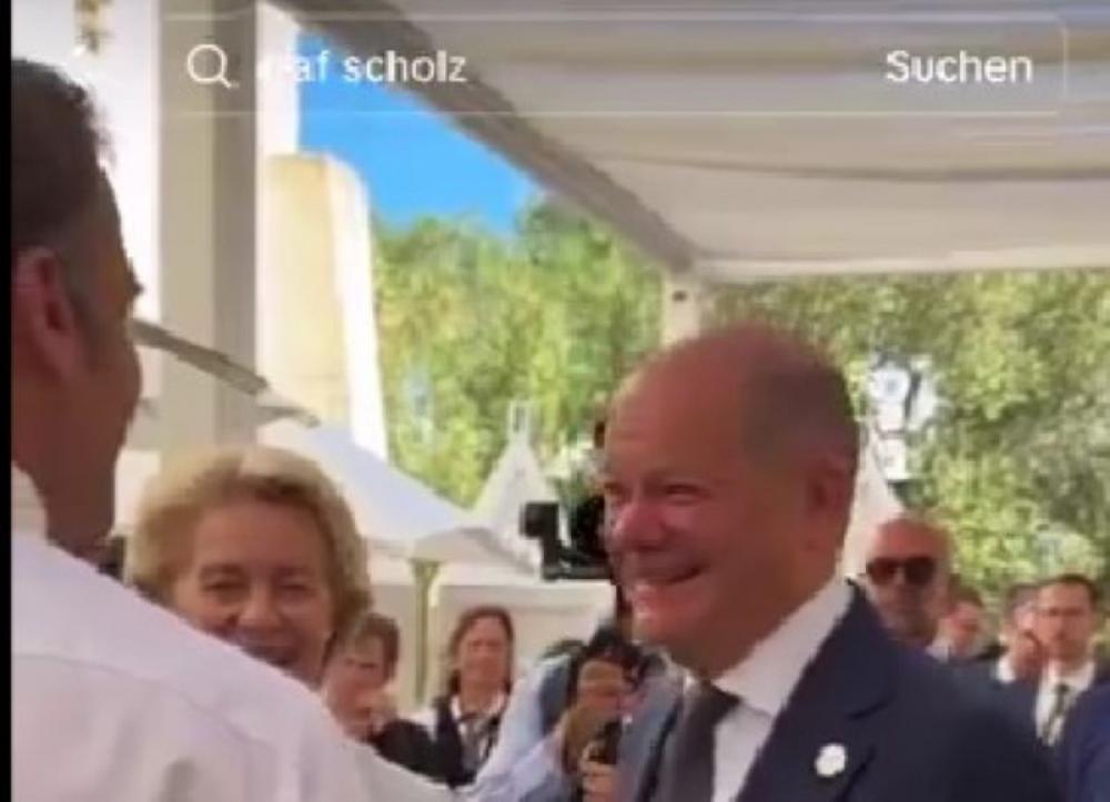 G7 leaders sing 