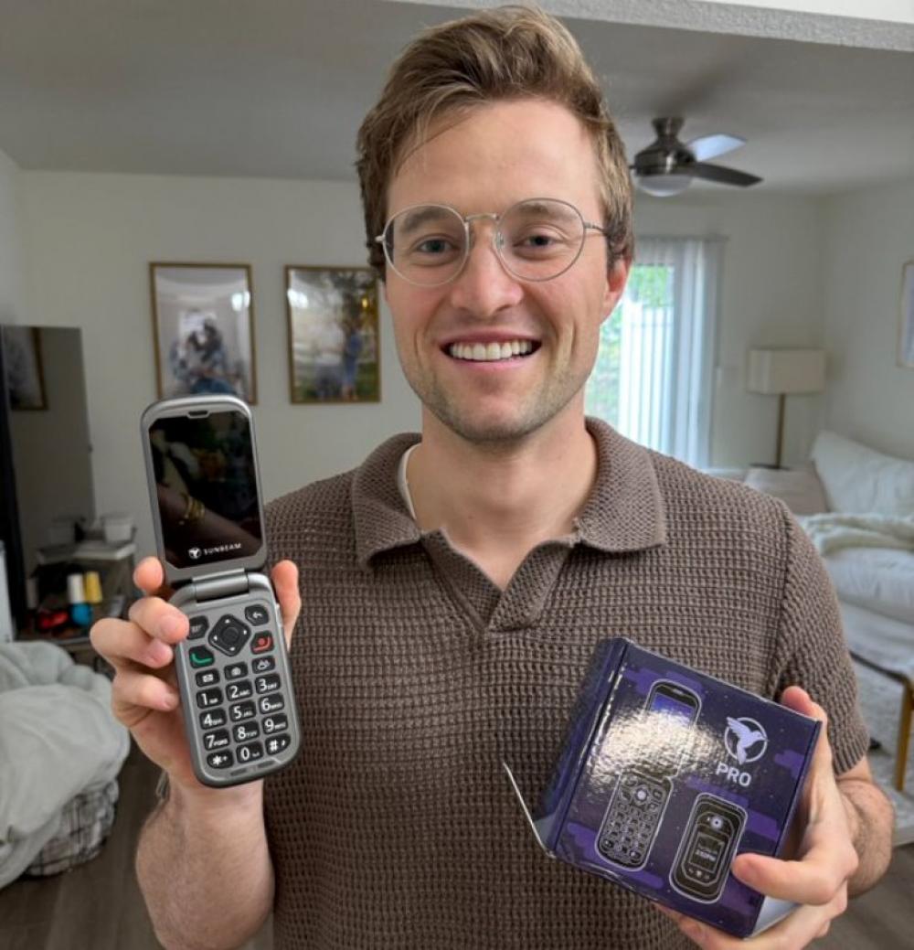  Man ditches smartphone for flip phone and now he claims he is using his brain more 
