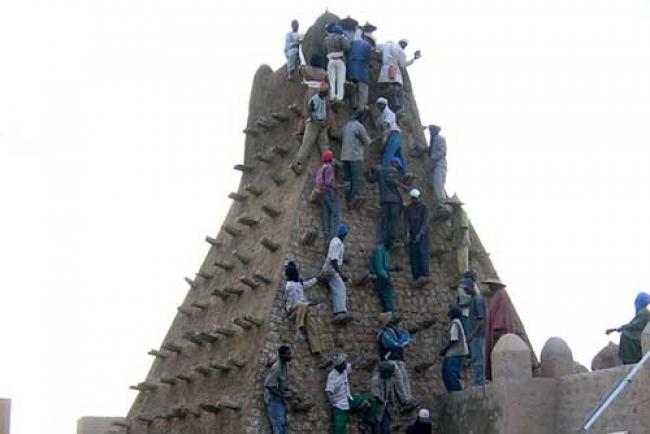 Mali begins rebuilding mausoleums in Timbuktu 