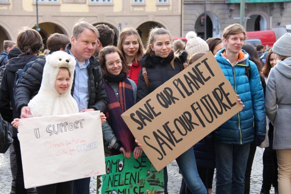 Hundreds gather in Prague to call on politicians to tackle climate change
