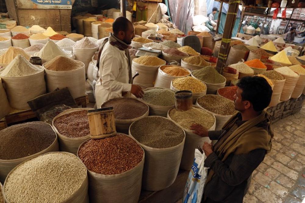 Yemenis in market