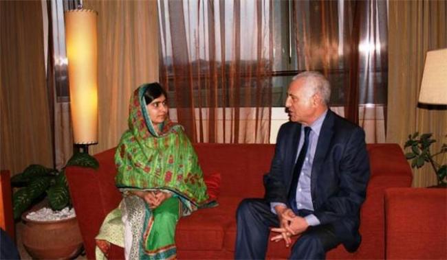 In Nigeria, UN envoy reviews efforts to release schoolgirls, meets with Malala Yousafzai