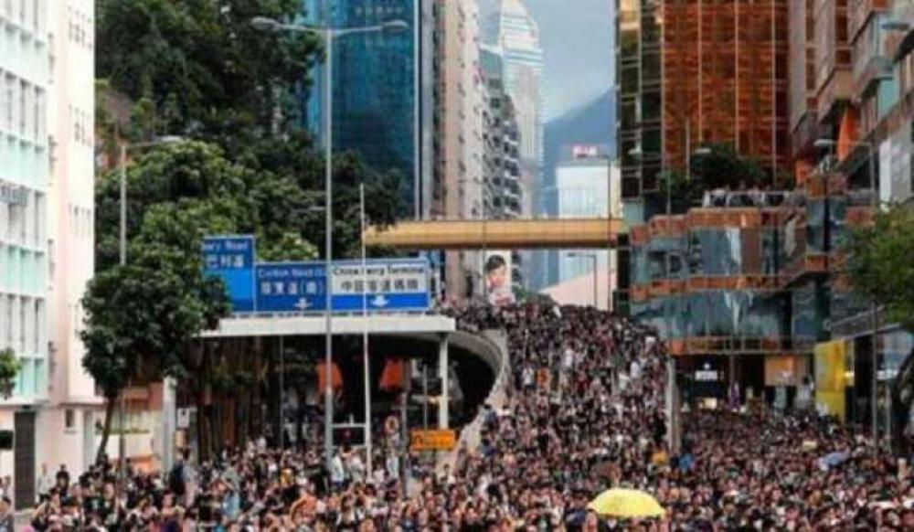 Tens of thousands of protesters March in center of Hong Kong despite police ban