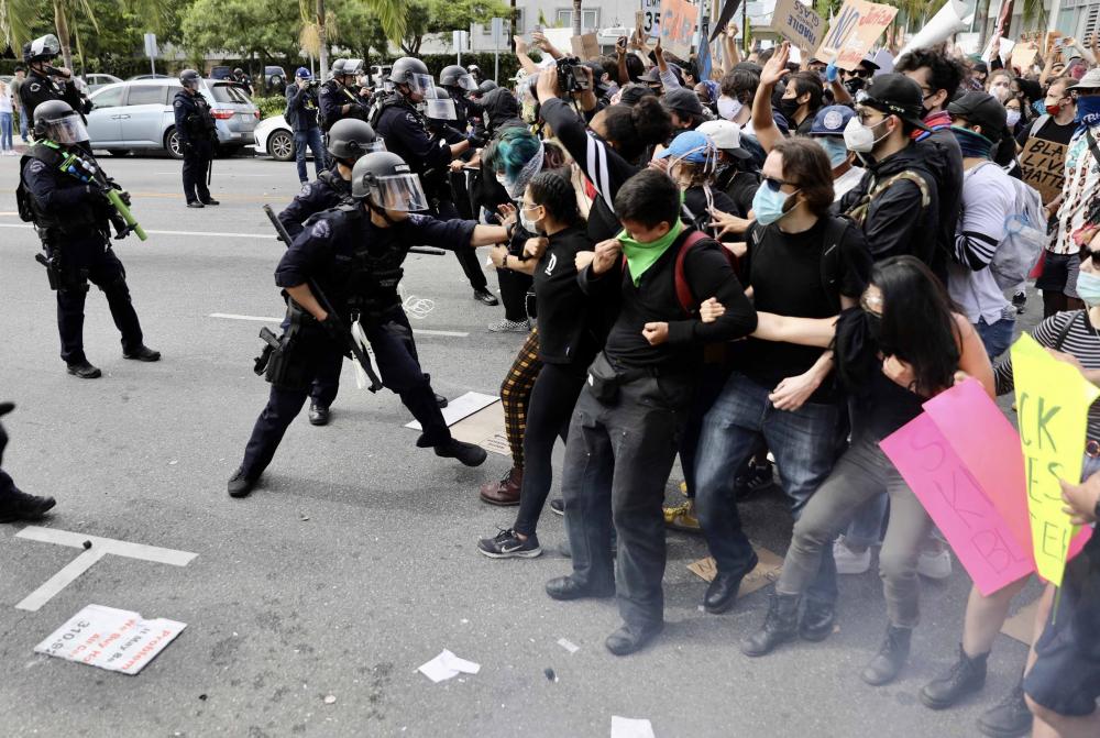 Thousands gather for peaceful protest in US capital ahead of planned curfew