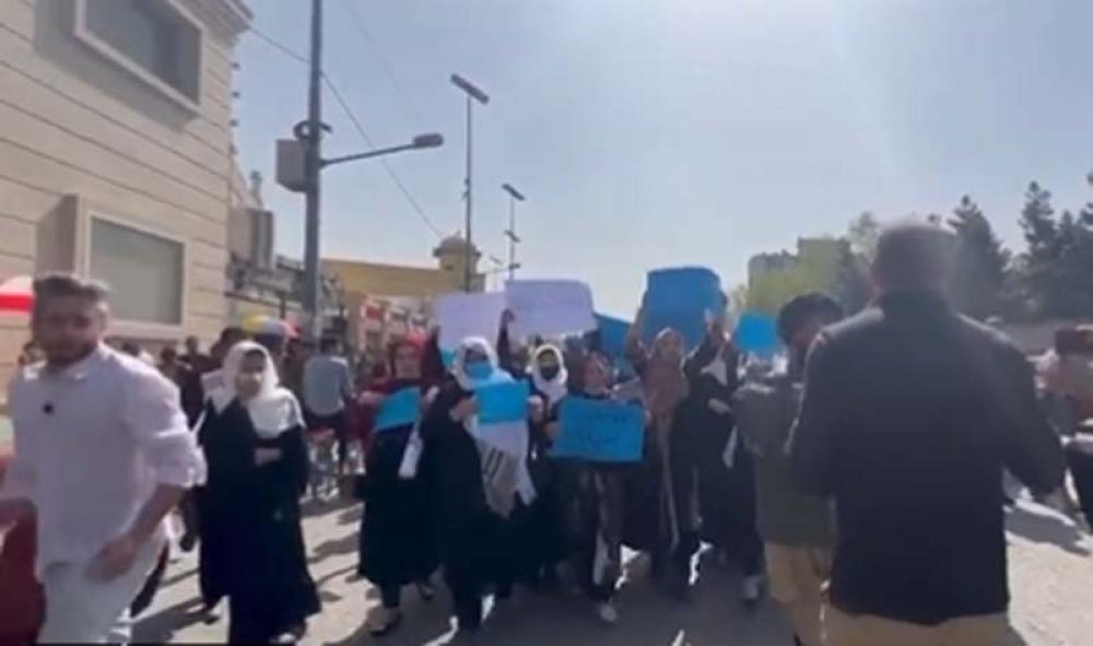 Afghanistan: Women demonstrate against Taliban