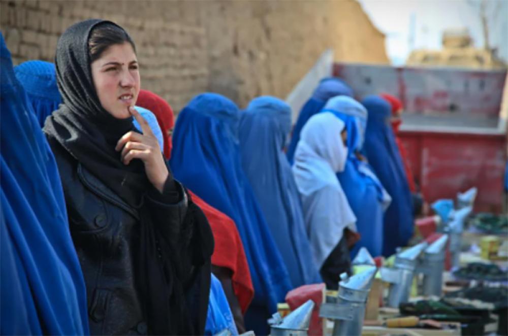 Afghanistan: Taliban passes decree which forces women to wear burqa