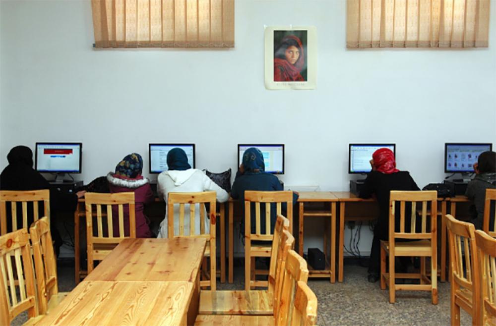 Afghanistan: Taliban bars female students from leaving Kabul for studies