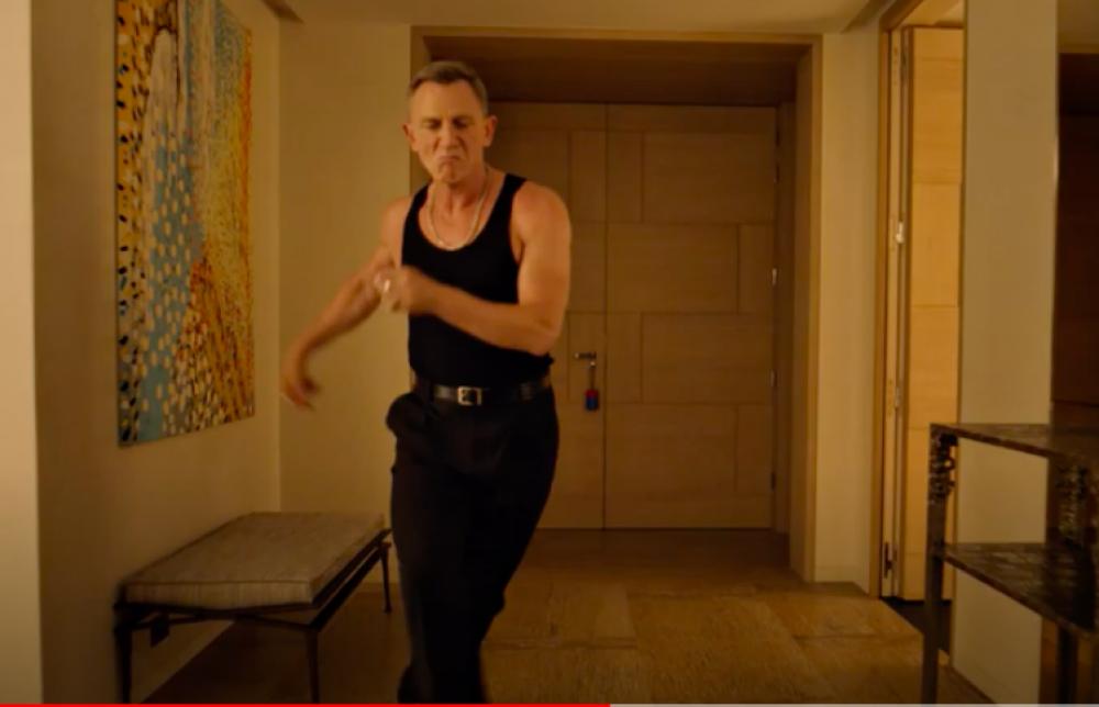 007 Daniel Craig wins hearts transforming into a passionate dancer for new Vodka ad