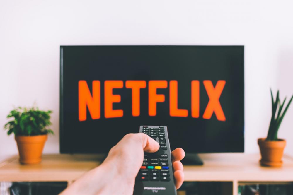  Netflix loses nearly million subscribers