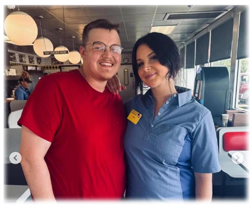 Singer Lana Del Rey spotted serving customers at Waffle House in Alabama, fans confused
