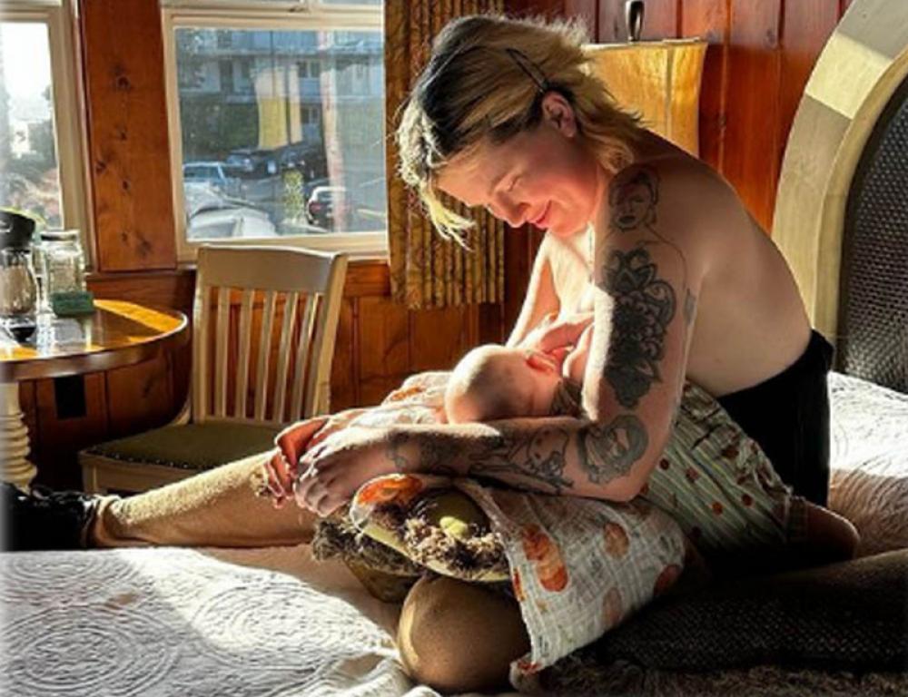 Ireland Baldwin shares sweet breastfeeding image on Instagram, dad Alec Baldwin's comment will surely touch your heart Ireland Baldwin shares sweet breastfeeding image on Instagram, dad Alec Baldwin's comment will surely touch your heart